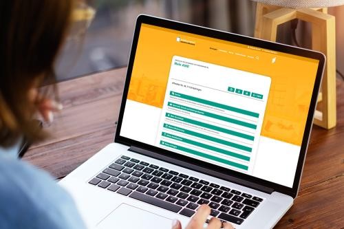 Online-Kundenportal Ansicht Aufgeklappter Laptop mit geöffnetem Kundenportal auf dem Bildschirm.