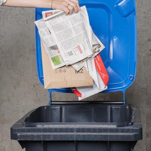 Einwurf Papiertonne