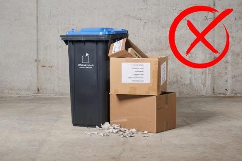 Papiertonne mit Kartonagen daneben_nicht erlaubt