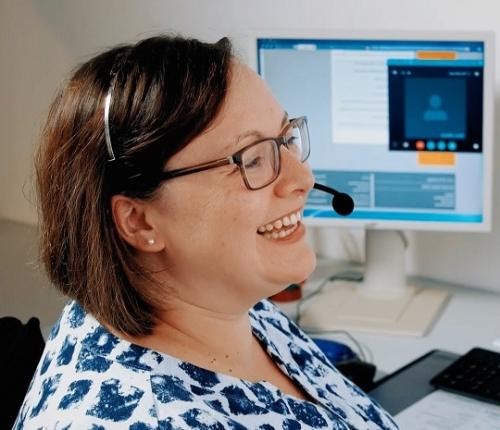 Kundeninformation und Service Mitarbeiterin der Kundeninformation am Telefon