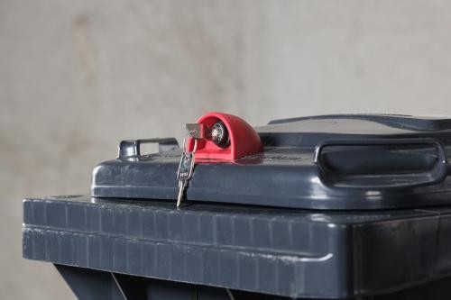 Deckel einer Restmülltonne mit eingebautem Schloss