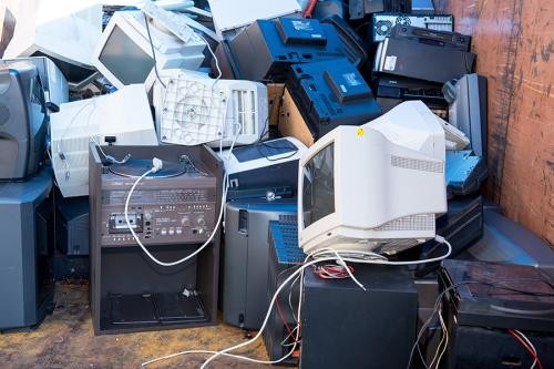 Inhalt eines Containers mit altem Elektroschrott