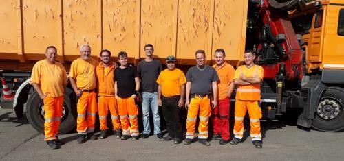 Gruppenbild Mitarbeiter Containerdienst vor Absetzkipper