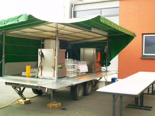 Geschirrmobil Aufgeklapptes Geschirrmobil im Einsatz
