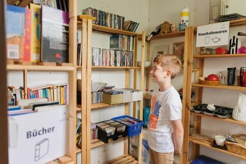 Junge im Verschenk-Häusle Junge im Verschenk-Häusle