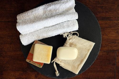 Handtücher, Körperseife und Stoffsäckchen