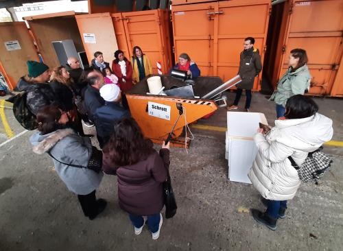 Erwachsenengruppe bei Führung auf dem Wertstoffhof